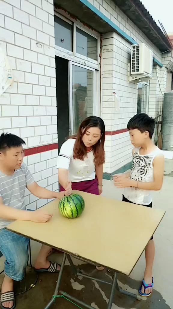 吃瓜男孩和妈妈,吃瓜男孩与妈妈的温馨日常