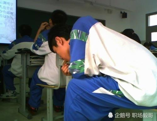 拿平板上课吃瓜,边上课边吃瓜，学习娱乐两不误