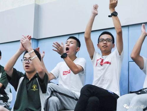 男子吃瓜路人打擂台,一场街头激情对决