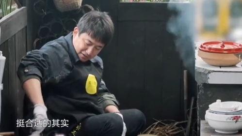 男子吃瓜路人打擂台,一场街头激情对决