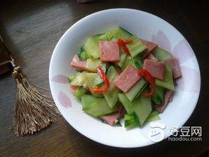 瓜爸和瓜妈吃火腿,温馨家庭美食时光