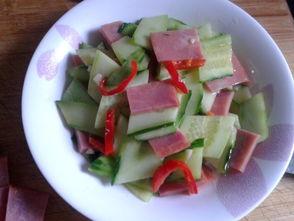 瓜爸和瓜妈吃火腿,温馨家庭美食时光