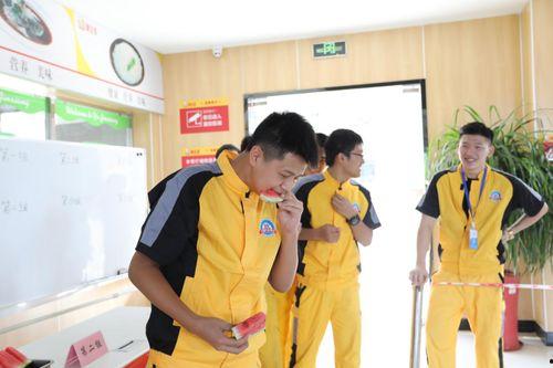 深圳校服吃瓜群众,吃瓜群众热议背后的校园时尚变革