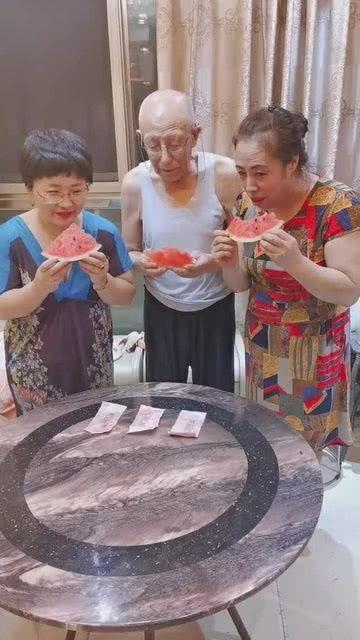 夏天父亲吃瓜大赛,父子同台竞技，吃瓜大赛一触即发！