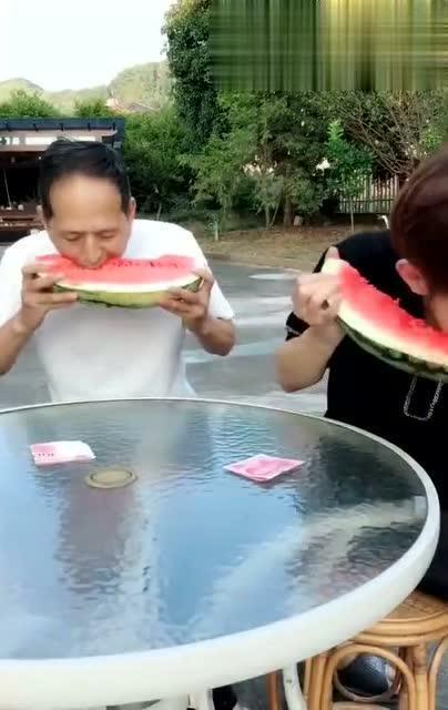 夏天父亲吃瓜大赛,父子同台竞技，吃瓜大赛一触即发！