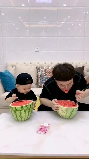 夏天父亲吃瓜大赛,父子同台竞技，吃瓜大赛一触即发！