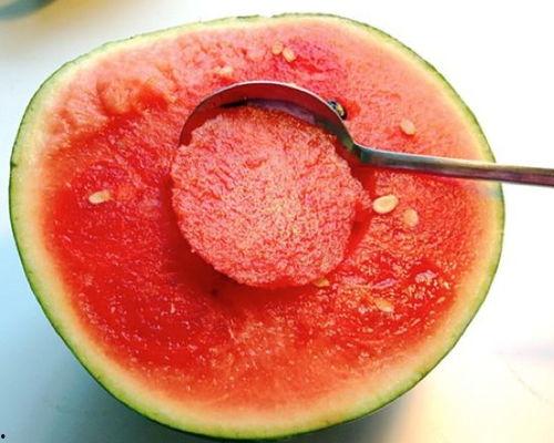 塑料勺子吃瓜,创意生活新体验