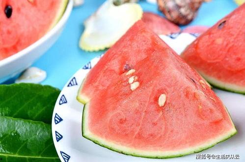 塑料勺子吃瓜,创意生活新体验