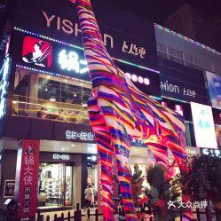 二七广场现场吃瓜,市民围观热议