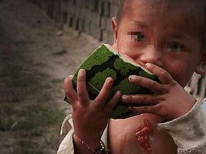 60岁阿姨吃瓜,岁月静好，瓜香四溢