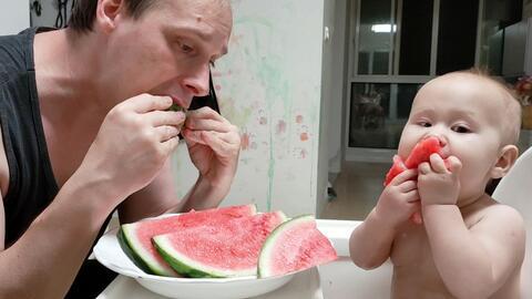 女孩父亲吃瓜吃到自己
