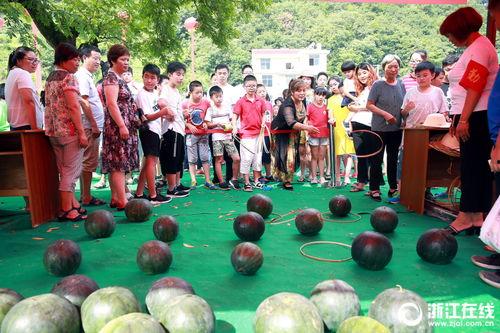 有趣的吃瓜现场,吃瓜群众狂欢，趣味横生的瓜界盛典  第2张